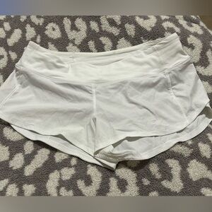 white lulu-lemon low rise speed up shorts 2.5 inch